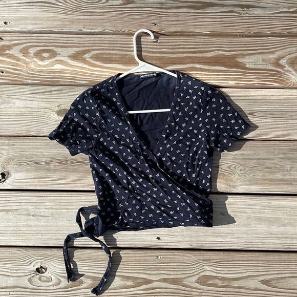 Brandy Melville Tops - Brandy Melville Rae tie up top